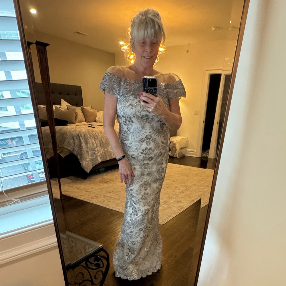 NWT Tadashi Shoji Silver Sequin Gown Size 6